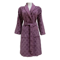 This looks like a product name or code, possibly for a bathrobe.  A direct translation isn't possible because it's not a phrase in Ukrainian.  The best Russian equivalent would depend on the context.  It could be something like:

* **Халат Class Karo Woma