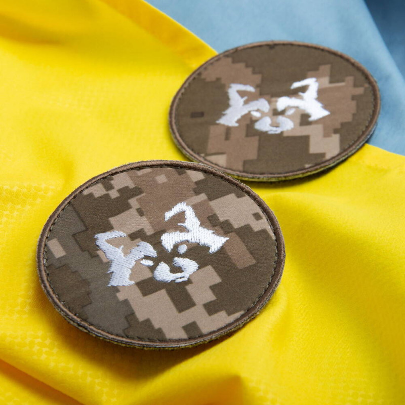 Шеврон на липучці Єнот круглий 7,5 см вишитий патч нашивка піксель
