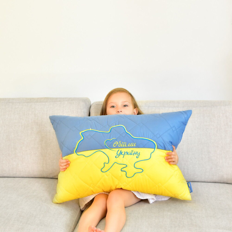 Подушка декоративна 45х65 см IDEIA Обійму Україну патріотична жовто-синя антиалергенна з вишивкою