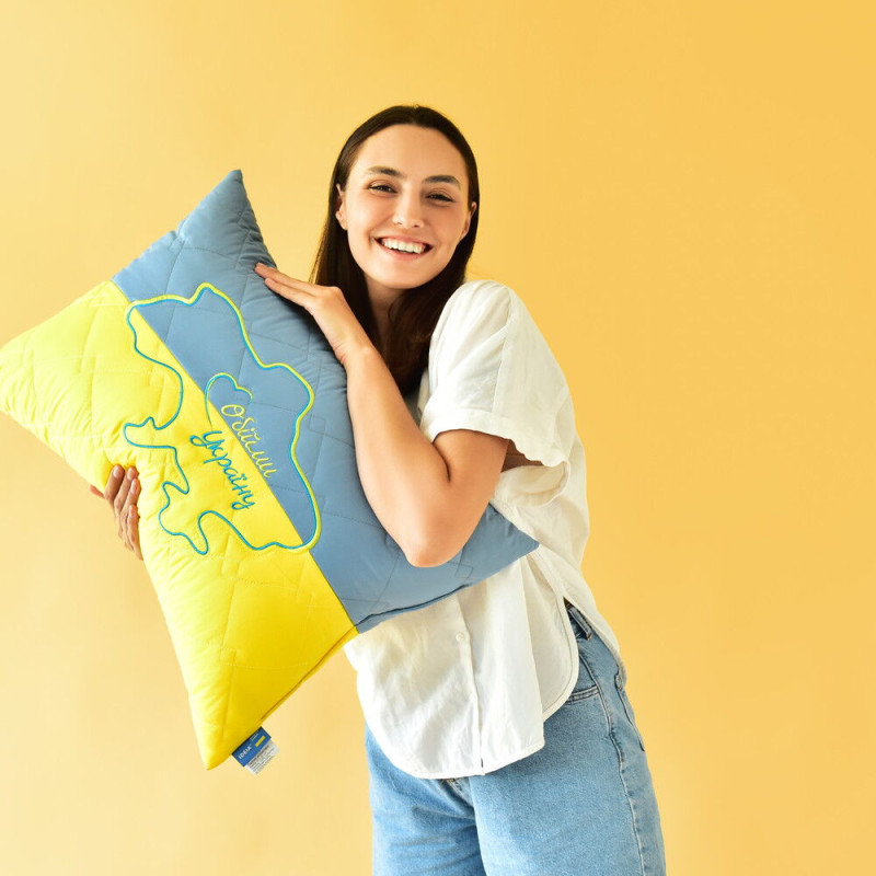 Подушка декоративна 45х65 см IDEIA Обійму Україну патріотична жовто-синя антиалергенна з вишивкою