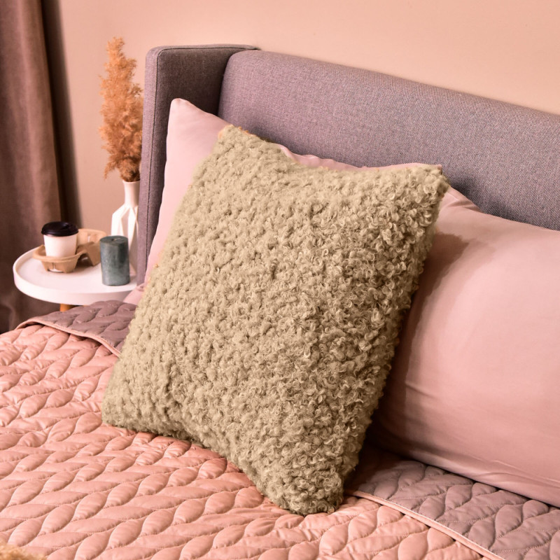 Подушка декоративна IDEIA 55х55 см зі штучного хутра гіпоалергенна карамель