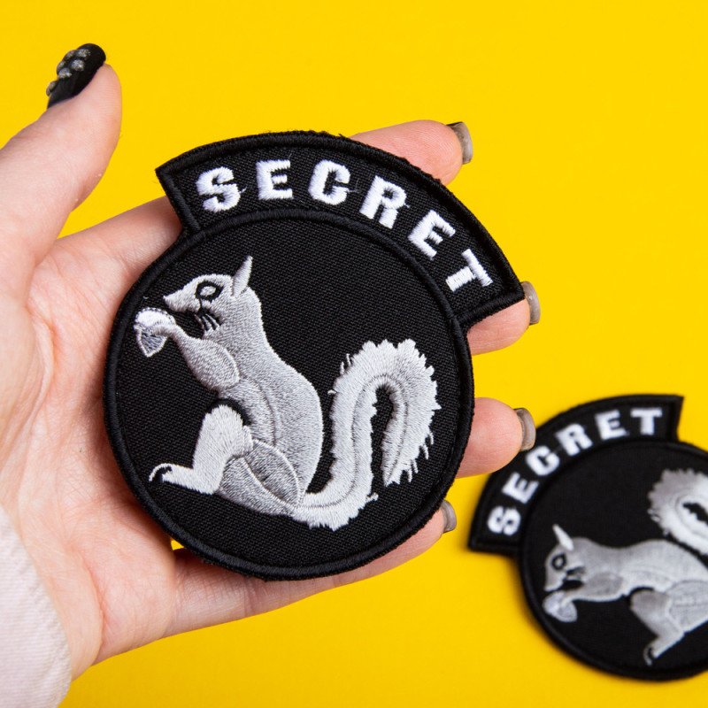 Шеврон на липучці Secret Squirrel 7,5×8,5 см вишитий патч, нашивка, шеврон Білка Розводка