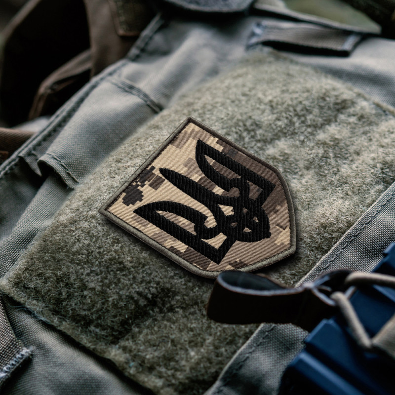 Набір шевронів 2 шт. на липучці «Тризуб України» чорний на пікселі, 8х10 см, вишитий патч нашивка шеврон