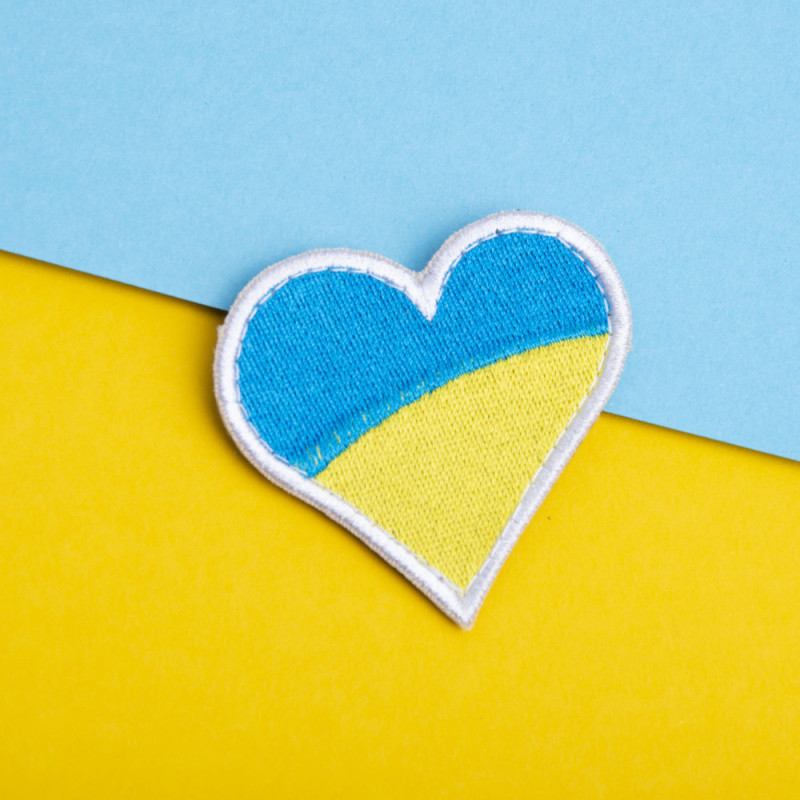 Шеврон на липучці прапор України 6х6,5 см у формі серця, вишитий патч нашивка